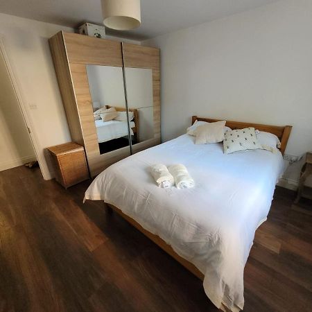 Comfortable Two Bedroom Modern Apartment ลอนดอน ภายนอก รูปภาพ