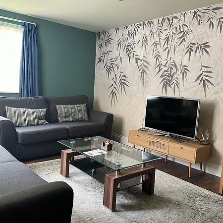 Comfortable Two Bedroom Modern Apartment ลอนดอน ภายนอก รูปภาพ