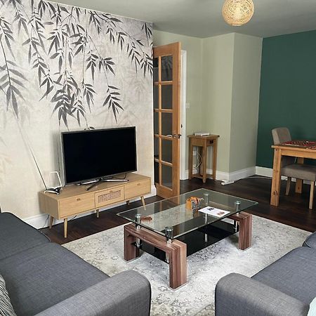 Comfortable Two Bedroom Modern Apartment ลอนดอน ภายนอก รูปภาพ