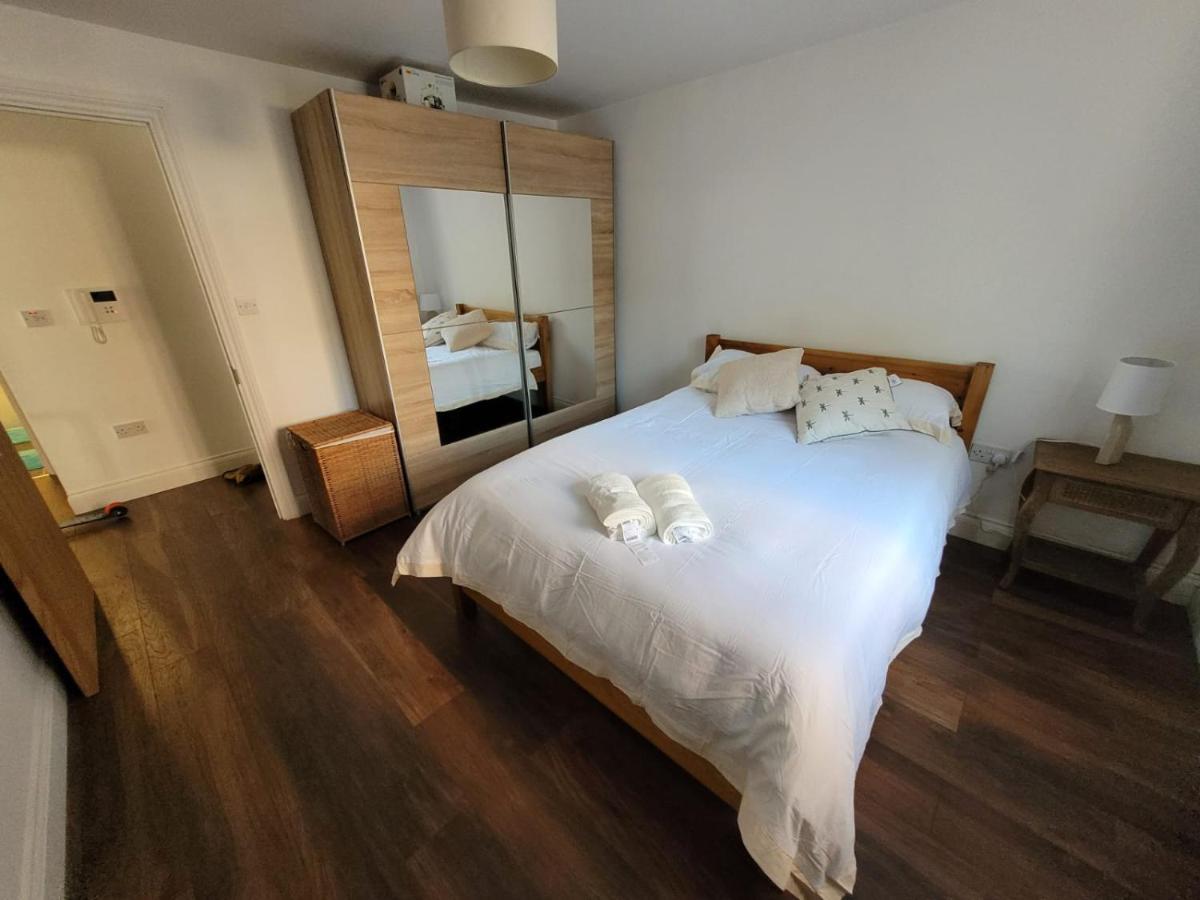 Comfortable Two Bedroom Modern Apartment ลอนดอน ภายนอก รูปภาพ