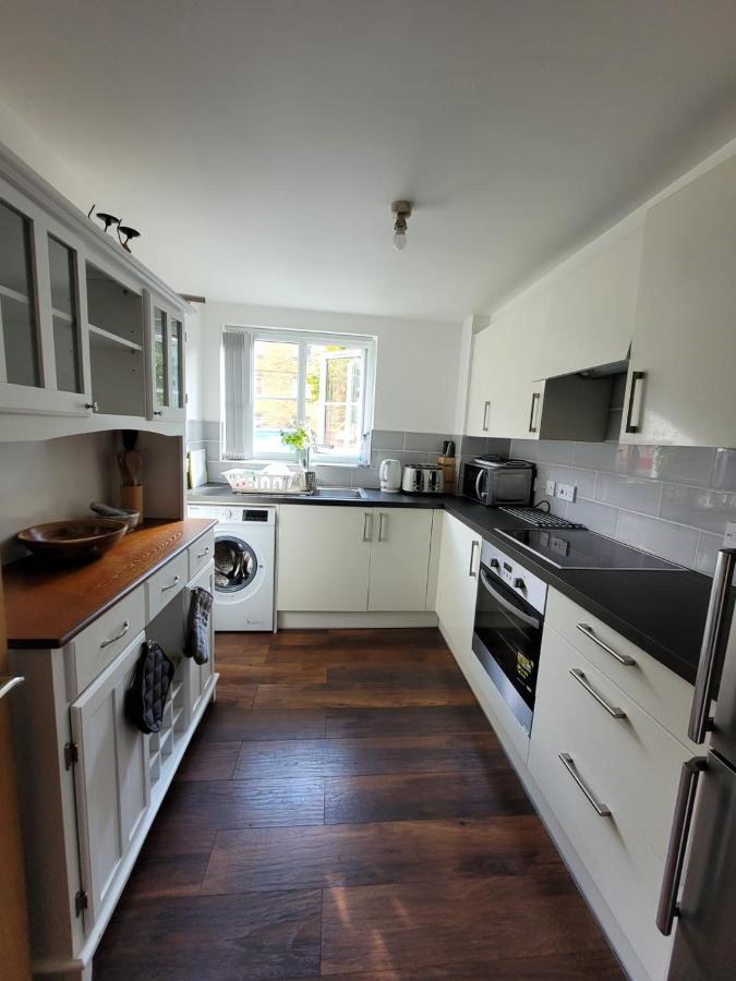 Comfortable Two Bedroom Modern Apartment ลอนดอน ภายนอก รูปภาพ