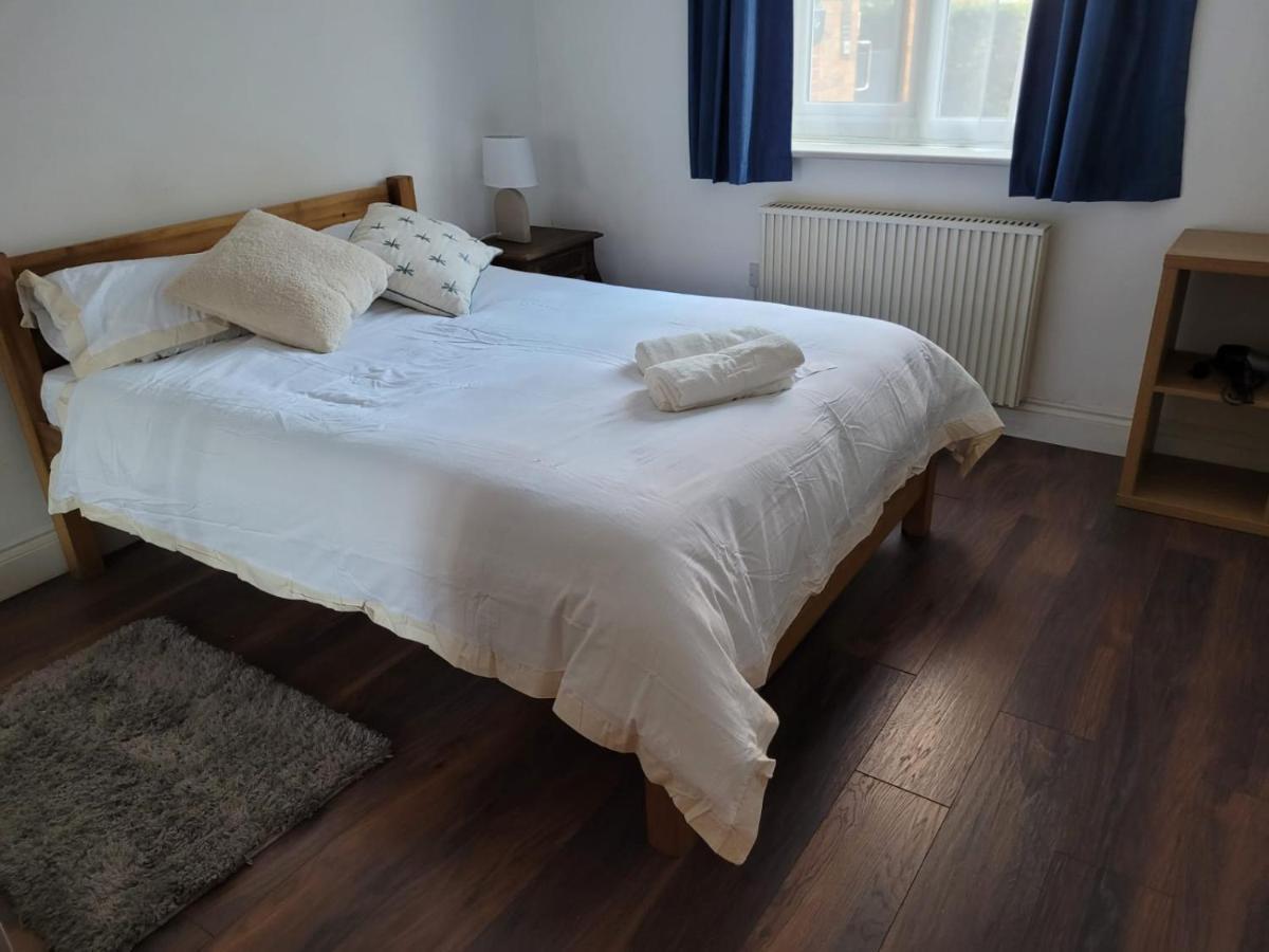 Comfortable Two Bedroom Modern Apartment ลอนดอน ภายนอก รูปภาพ