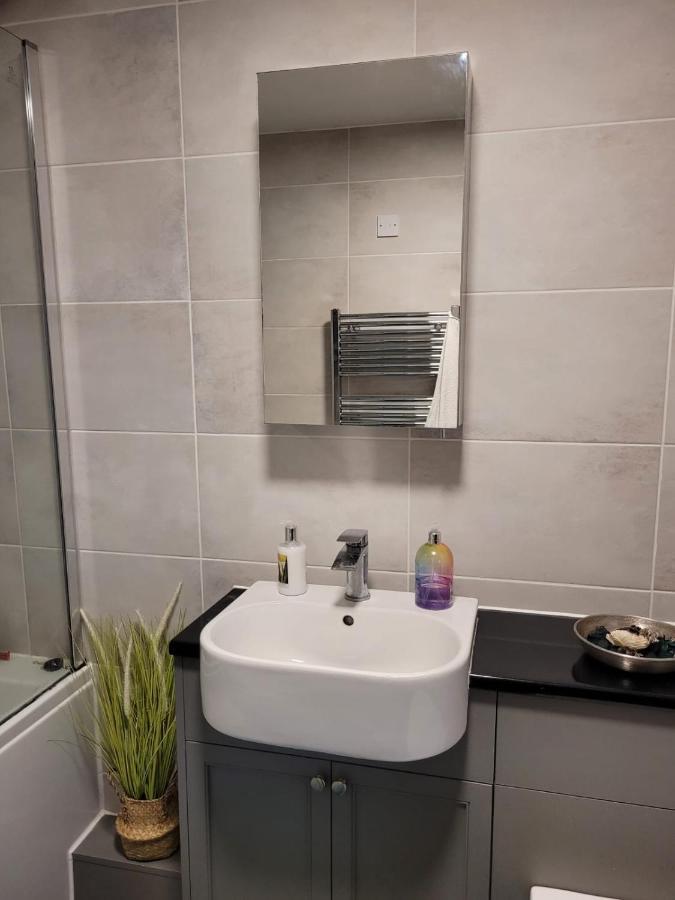 Comfortable Two Bedroom Modern Apartment ลอนดอน ภายนอก รูปภาพ