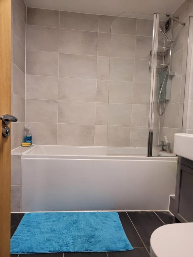 Comfortable Two Bedroom Modern Apartment ลอนดอน ภายนอก รูปภาพ