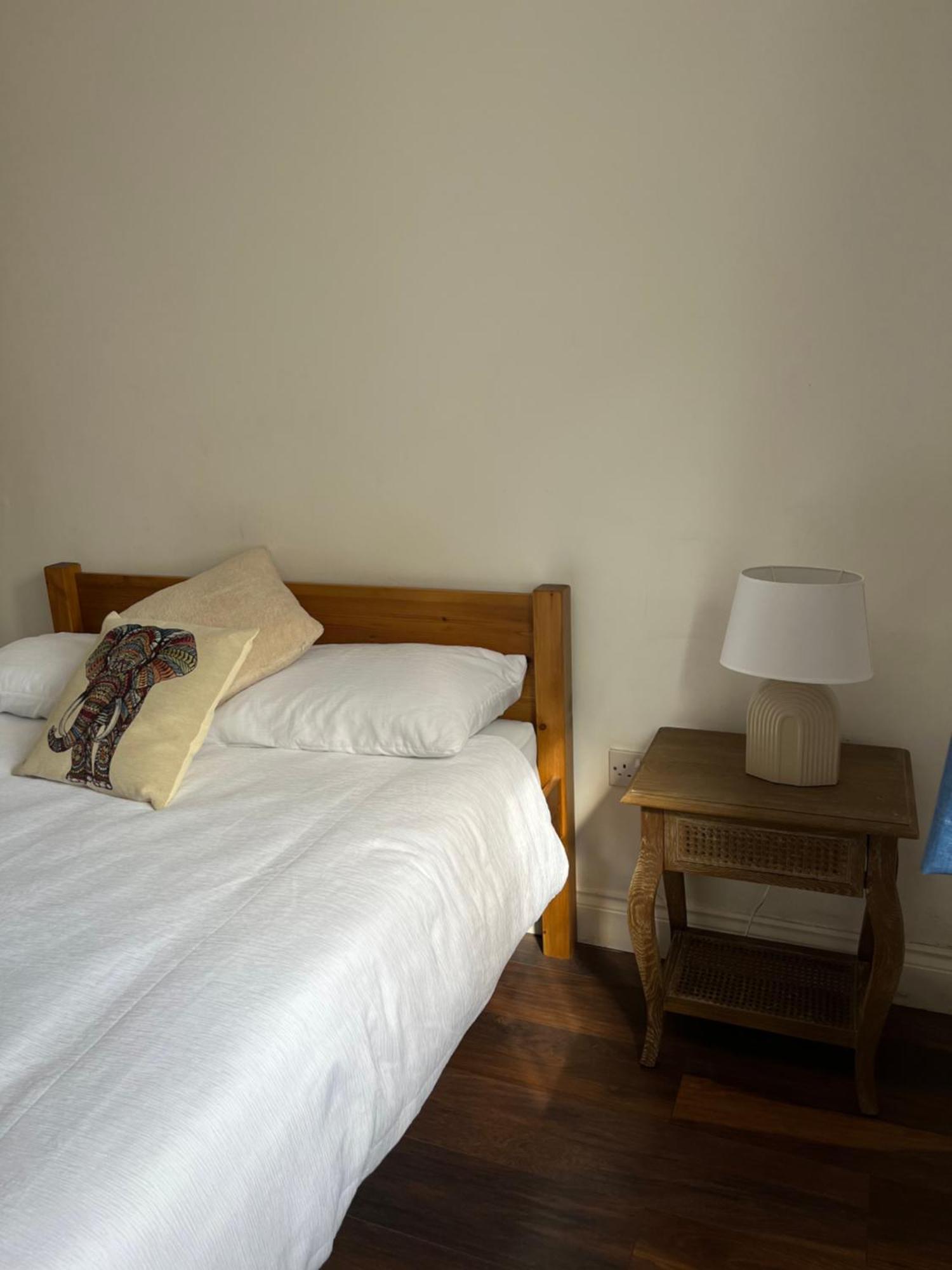 Comfortable Two Bedroom Modern Apartment ลอนดอน ภายนอก รูปภาพ