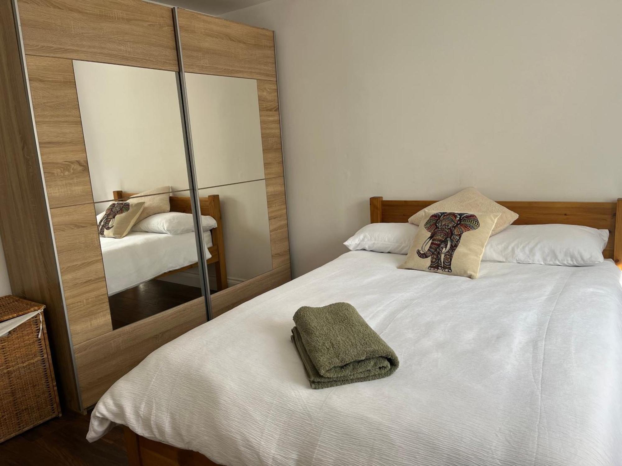 Comfortable Two Bedroom Modern Apartment ลอนดอน ภายนอก รูปภาพ