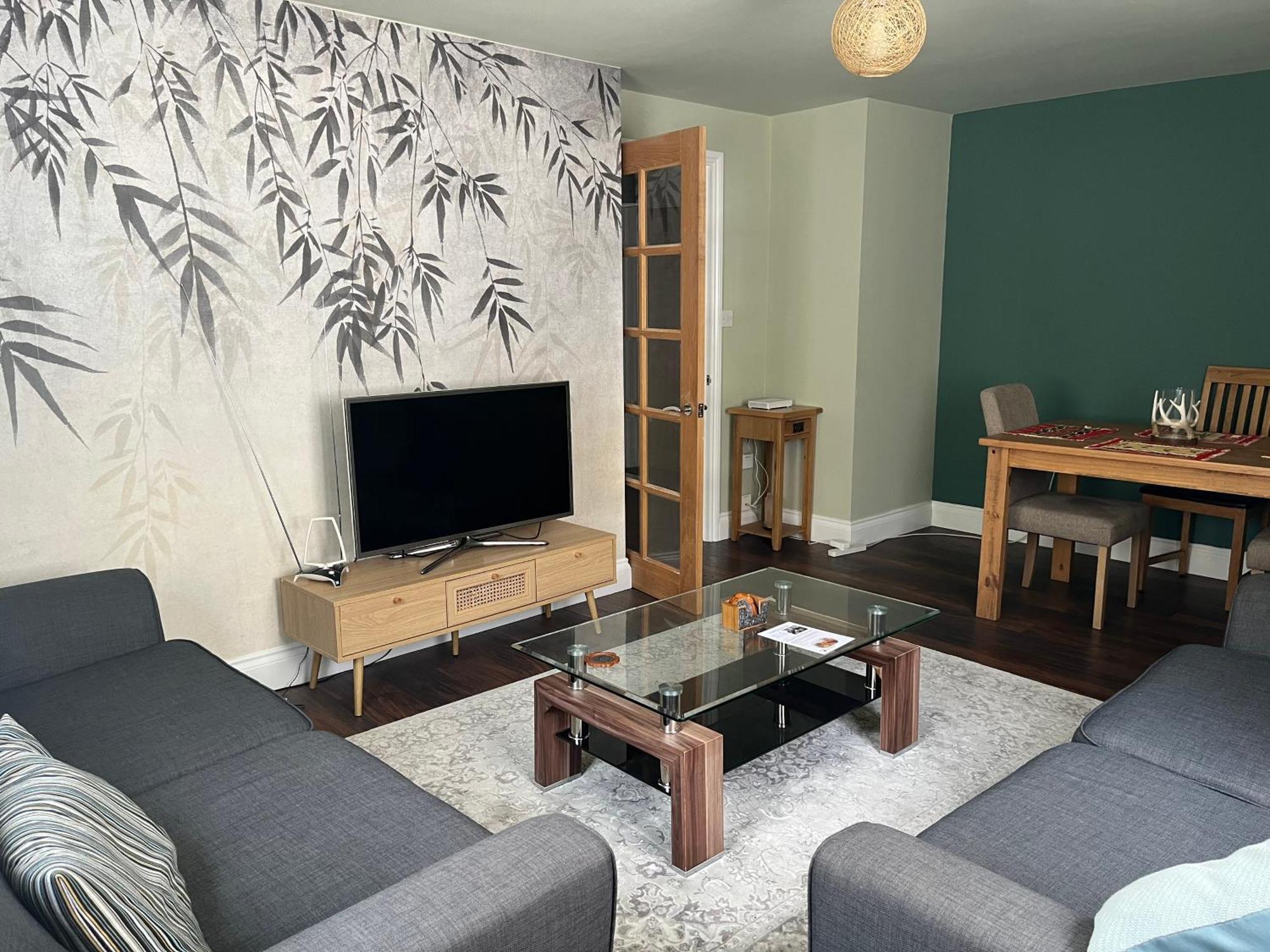 Comfortable Two Bedroom Modern Apartment ลอนดอน ภายนอก รูปภาพ