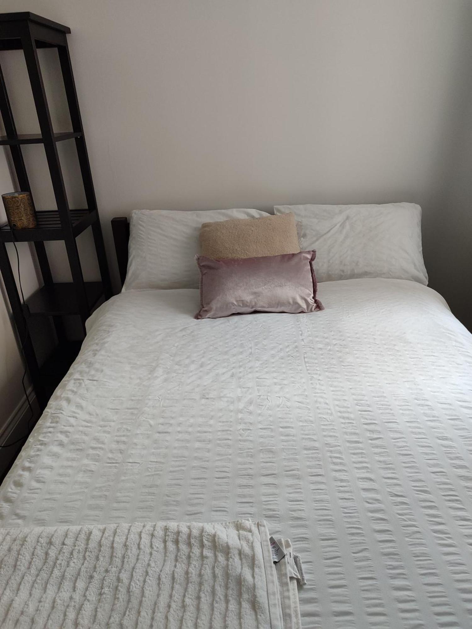 Comfortable Two Bedroom Modern Apartment ลอนดอน ภายนอก รูปภาพ